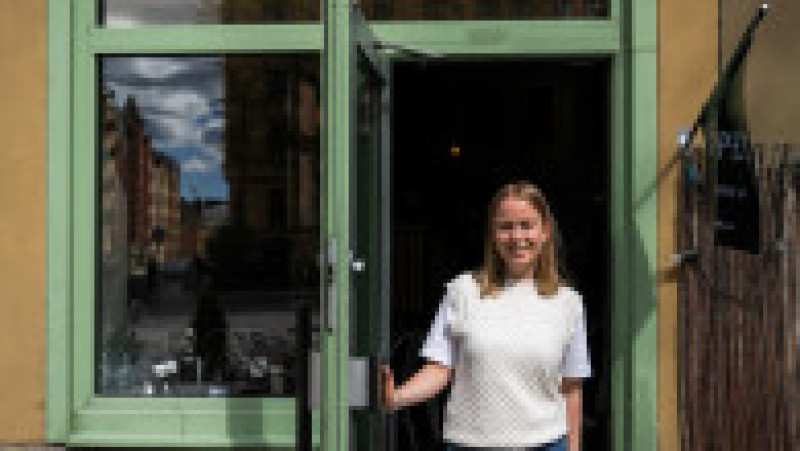 Hanna Petersson, din echipa Andon Labs, la Andon Café din Stockholm, 27 aprilie 2026. Cafeneaua este condusă de AI-ul „Mona” (Google Gemini), care a gestionat angajări, meniul şi aprovizionarea, inclusiv erori precum comanda a 6.000 de şerveţele. Foto: Profimedia Images | Poza 5 din 5