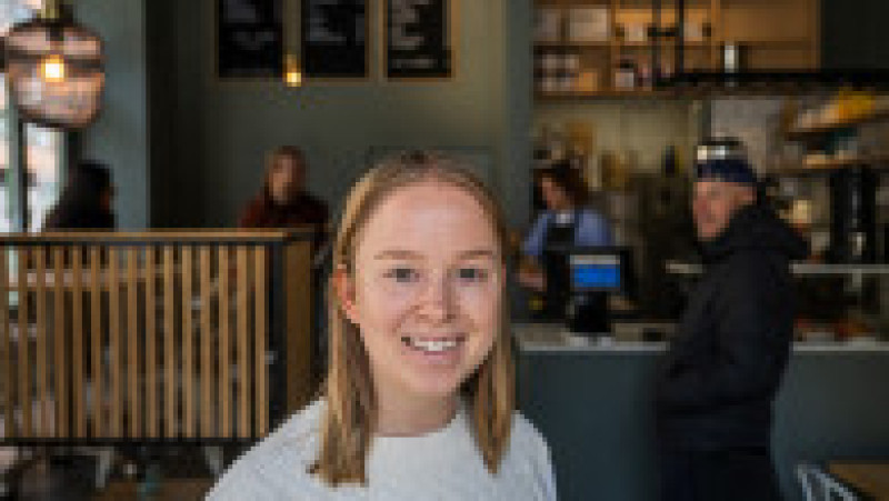 Hanna Petersson, din echipa Andon Labs, la Andon Café din Stockholm, 27 aprilie 2026. Cafeneaua este condusă de AI-ul „Mona” (Google Gemini), care a gestionat angajări, meniul şi aprovizionarea, inclusiv erori precum comanda a 6.000 de şerveţele. Foto: Profimedia Images | Poza 1 din 5