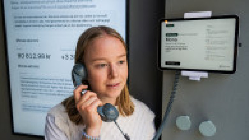 Hanna Petersson, din echipa Andon Labs, la Andon Café din Stockholm, 27 aprilie 2026. Cafeneaua este condusă de AI-ul „Mona” (Google Gemini), care a gestionat angajări, meniul şi aprovizionarea, inclusiv erori precum comanda a 6.000 de şerveţele. Foto: Profimedia Images | Poza 4 din 5