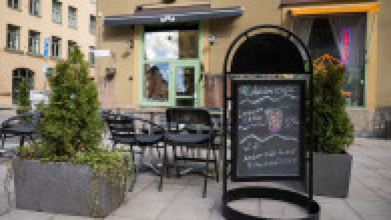 Cafeneaua este condusă de AI-ul „Mona” (Google Gemini), care a gestionat angajări, meniul şi aprovizionarea, inclusiv erori precum comanda a 6.000 de şerveţele. Foto: Profimedia Images | Poza 2 din 5