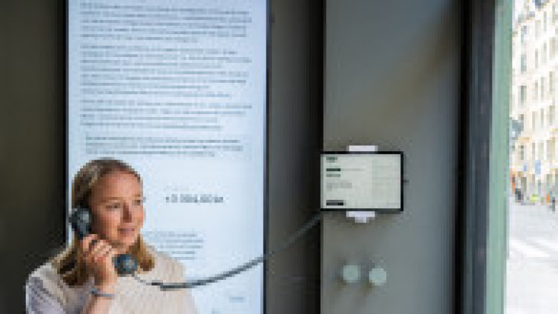 Hanna Petersson, din echipa Andon Labs, la Andon Café din Stockholm, 27 aprilie 2026. Cafeneaua este condusă de AI-ul „Mona” (Google Gemini), care a gestionat angajări, meniul şi aprovizionarea, inclusiv erori precum comanda a 6.000 de şerveţele. Foto: Profimedia Images | Poza 3 din 5