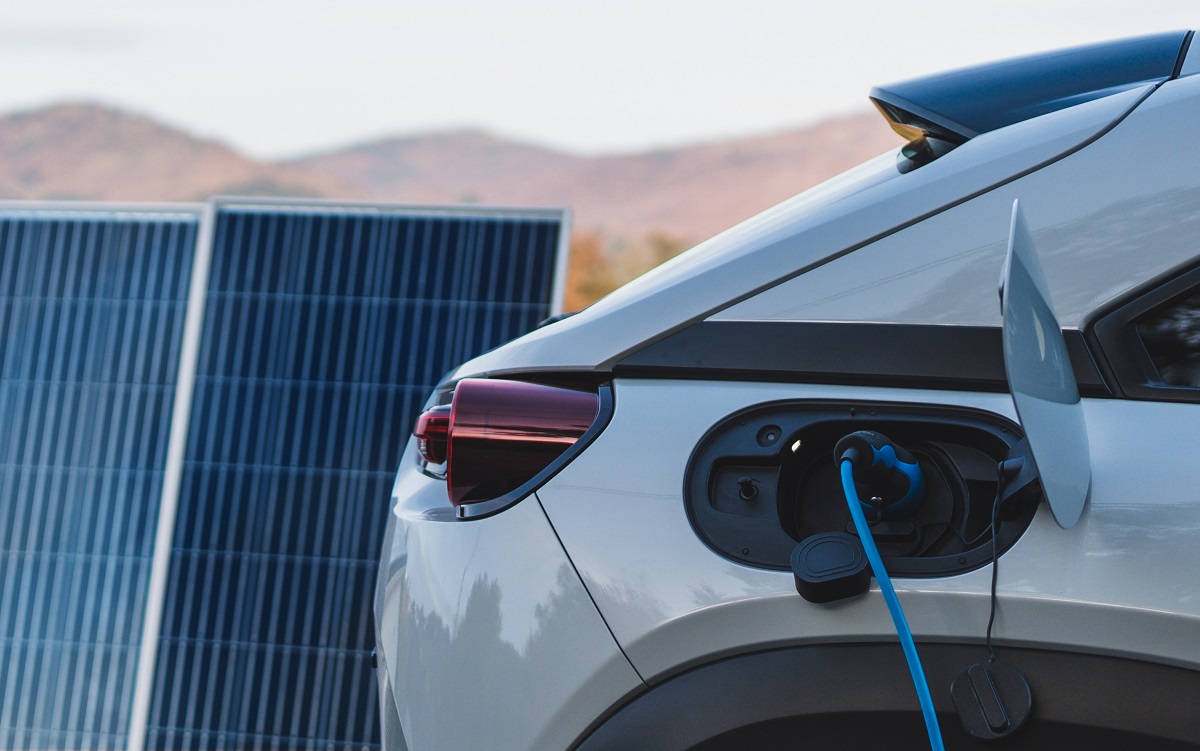charging-an-electric-car-from-home-photovoltaics-p-2026-03-10-04-03-09-utc.jpg