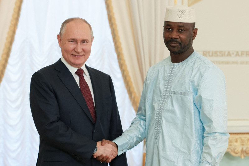 putin si liderul militar din mali