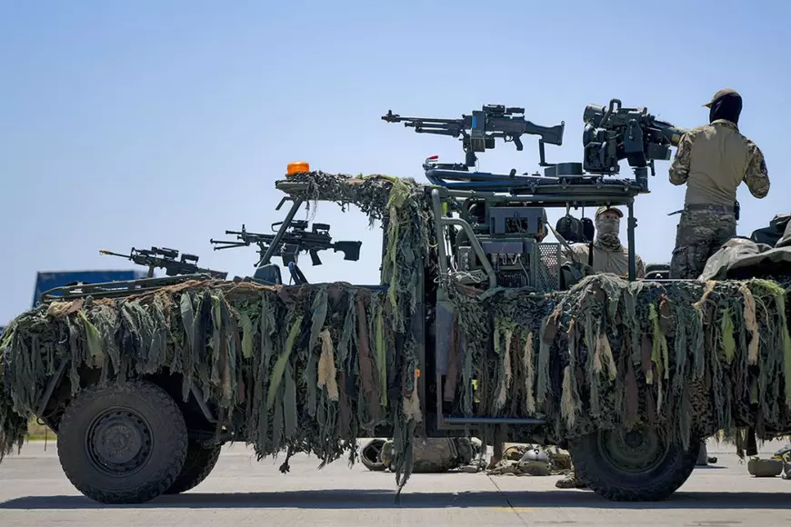 Militari participa la un exercitiu pe o camioneta