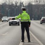 politist-in-trafic-verificare-documente-scaled.jpg
