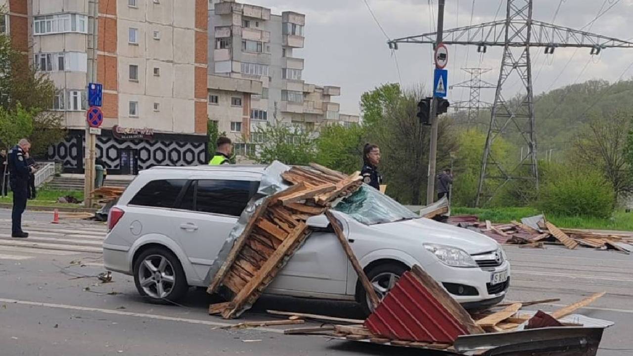 un-acoperis-a-cazut-peste-o-masina-in-iasi.jpg