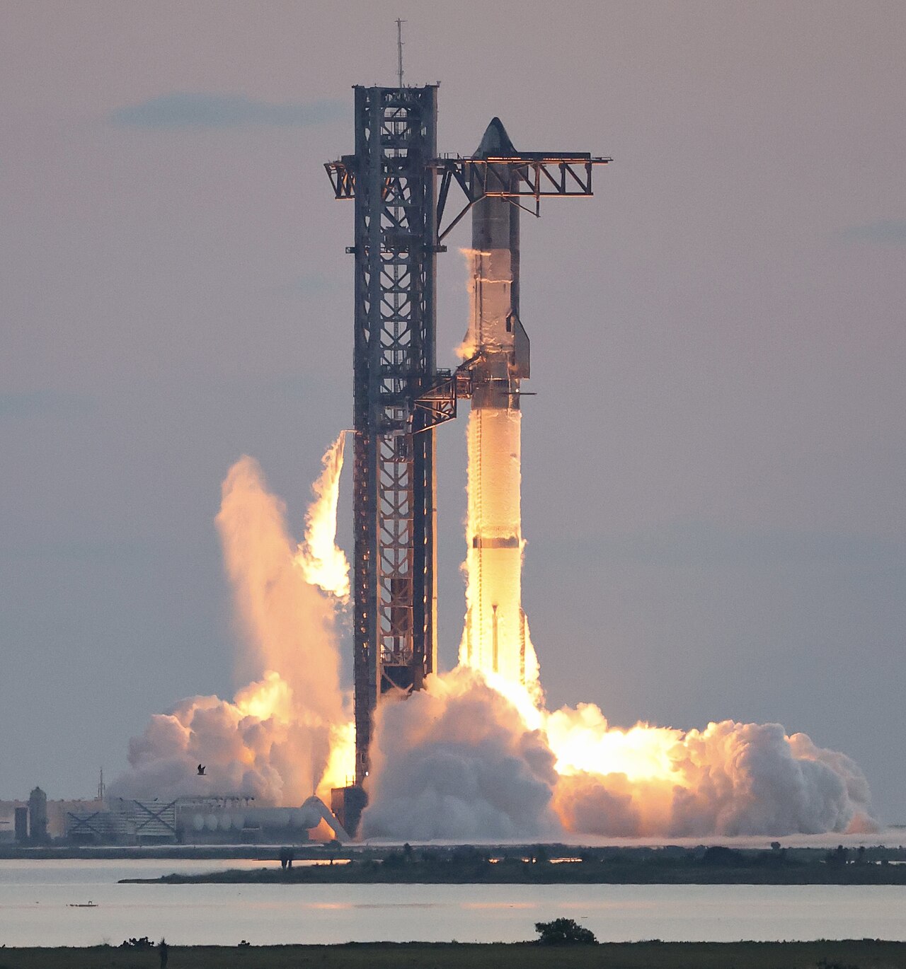 1280px-SpaceX_Starship_ignition_during_IFT-5.jpg