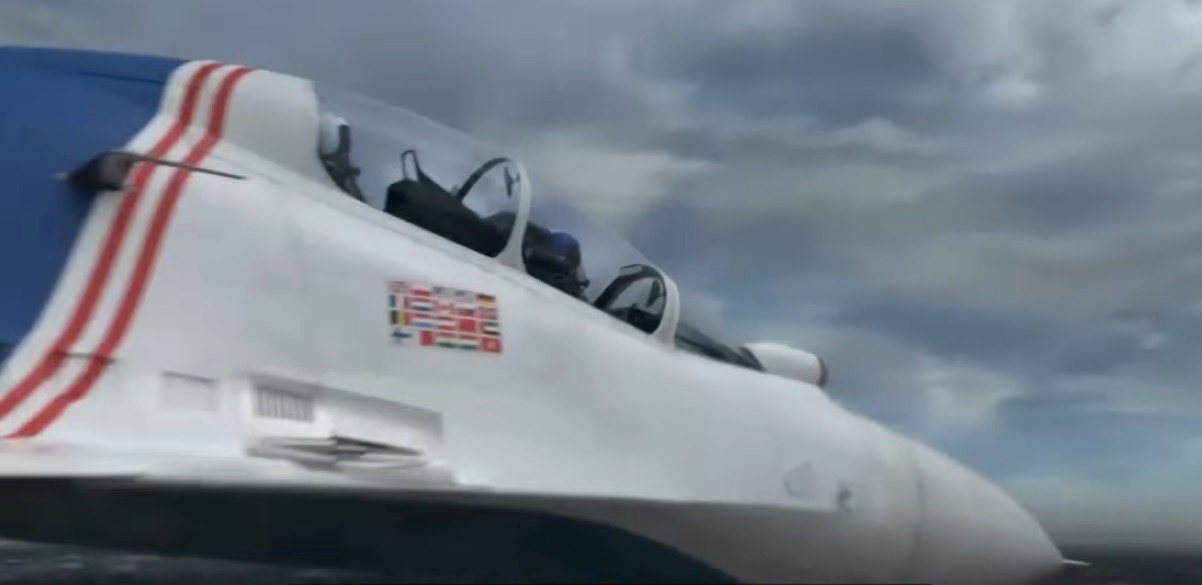 AI-generated-footage-of-Russian-Knights-shows-Su-30s-with-NATO-flags-during-todays-parade2