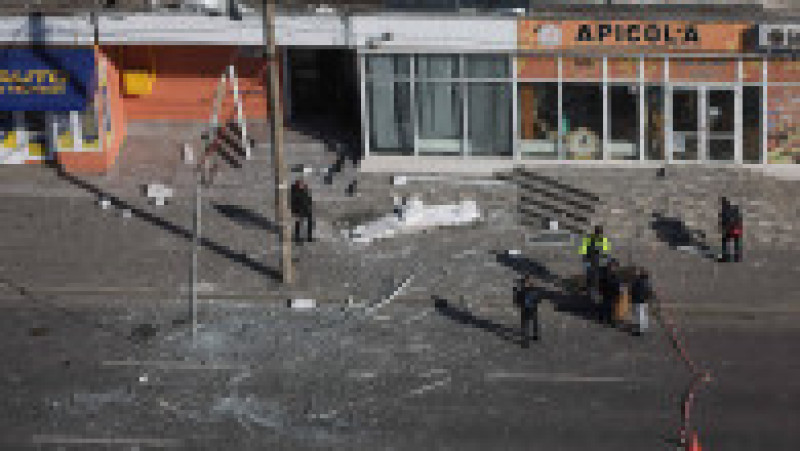 Politisti si anchetatori la blocul lovit de drona in Galati, 29 mai 2026. Foto: Inquam Photos / George Calin | Poza 20 din 22