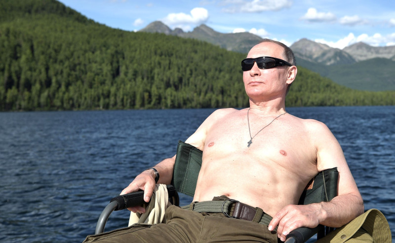 Vladimir Putin în vacanță, după o sesiune de vânătoare și pescuit. Foto: Profimedia Images