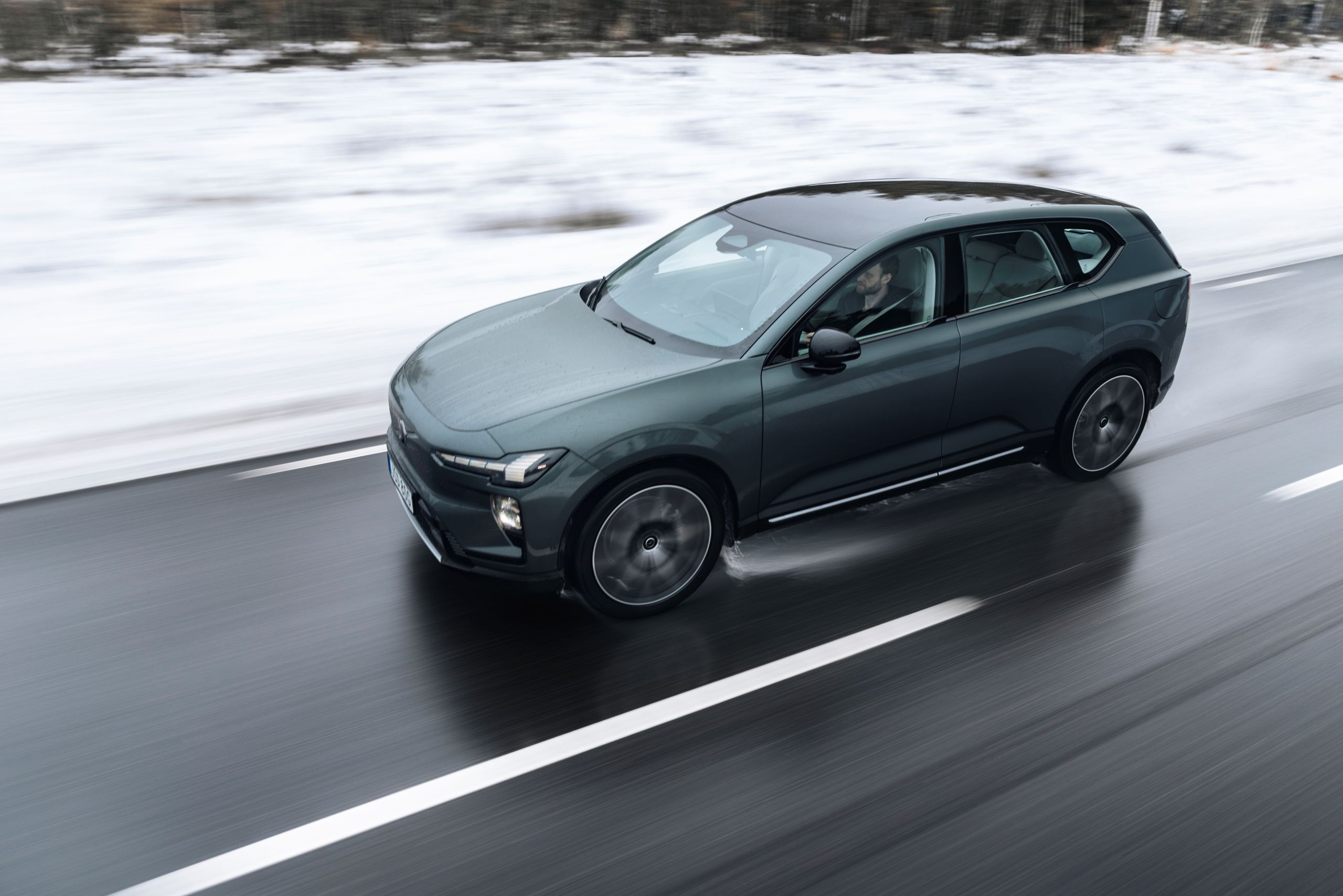 Volvo-EX60-SUV-electric-3-1.jpg