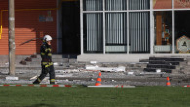 Politisti si anchetatori la blocul lovit de drona in Galati, 29 mai 2026. Foto: Inquam Photos / George Calin | Poza 17 din 22