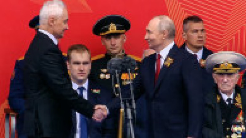 Andrei Belousov, ministrul Apărării al Rusiei, și președintele Vladimir Putin (din stânga la dreapta, în prim-plan) își strâng mâinile în timpul paradei militare pe Piața Roșie, cu ocazia Zilei Victoriei. Foto: Profimedia | Poza 6 din 6