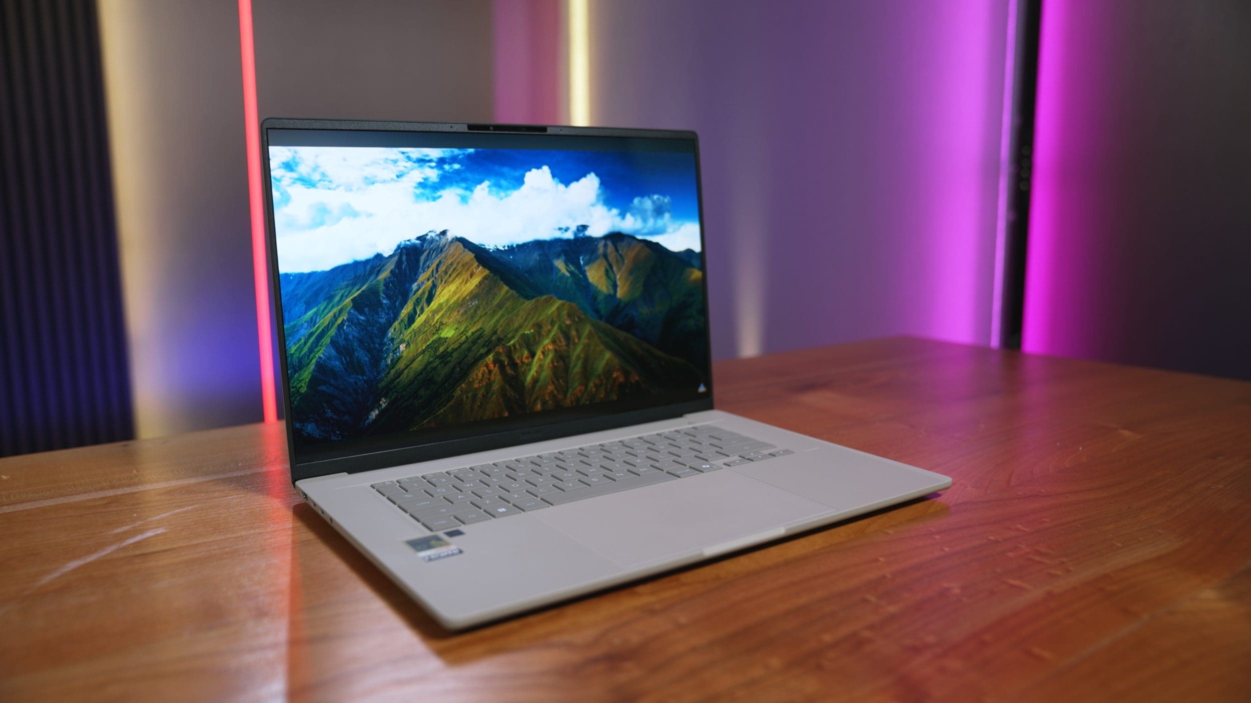 Zenbook-A16_01_01_4910.jpg