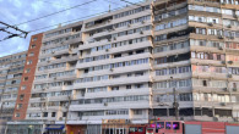 Pompieri si forte de ordine intervin dupa ce un bloc de locuinte din Galati a fost lovit de o drona, 29 mai 2026. Inquam Photos | Poza 11 din 22