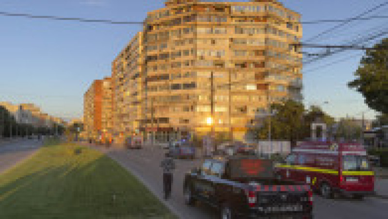 Pompieri si forte de ordine intervin dupa ce un bloc de locuinte din Galati a fost lovit de o drona, 29 mai 2026. Inquam Photos | Poza 10 din 22