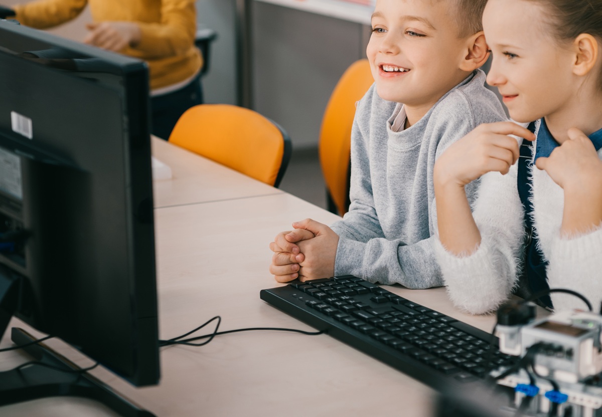 children-work-together-on-computer-in-classroom-2026-03-12-23-50-32-utc