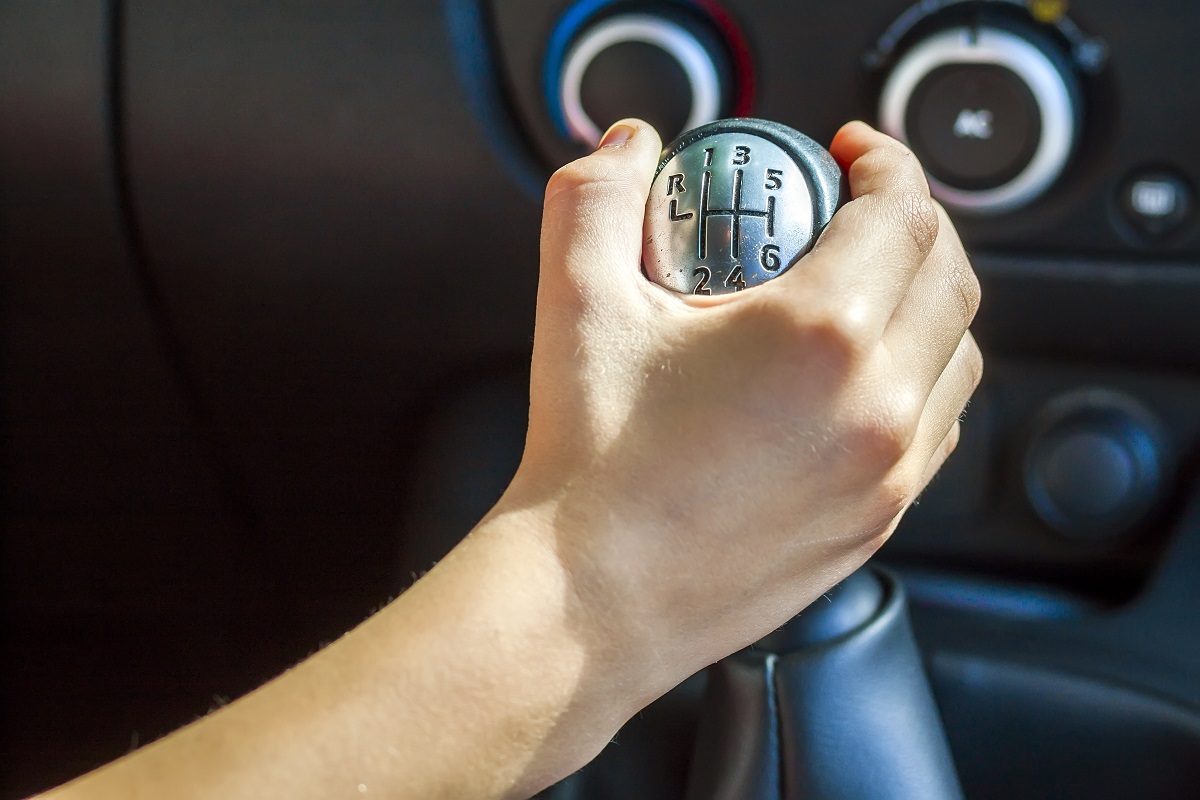 driver-hand-shifting-gear-shift-knob-manually-sel-2023-11-27-05-06-45-utc.jpg