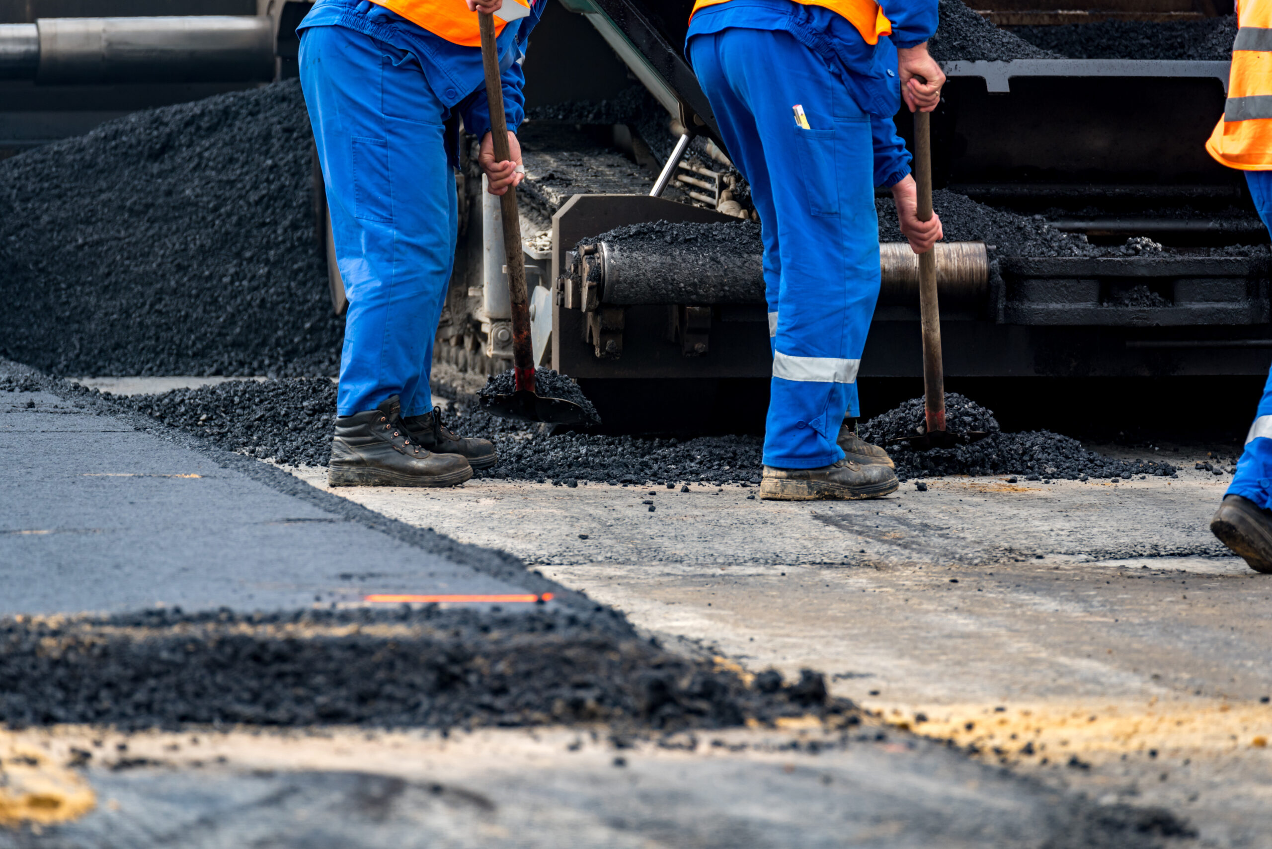 lucrari-reparatii-asfalt-autostrada-shutterstock_484687378-scaled.jpg