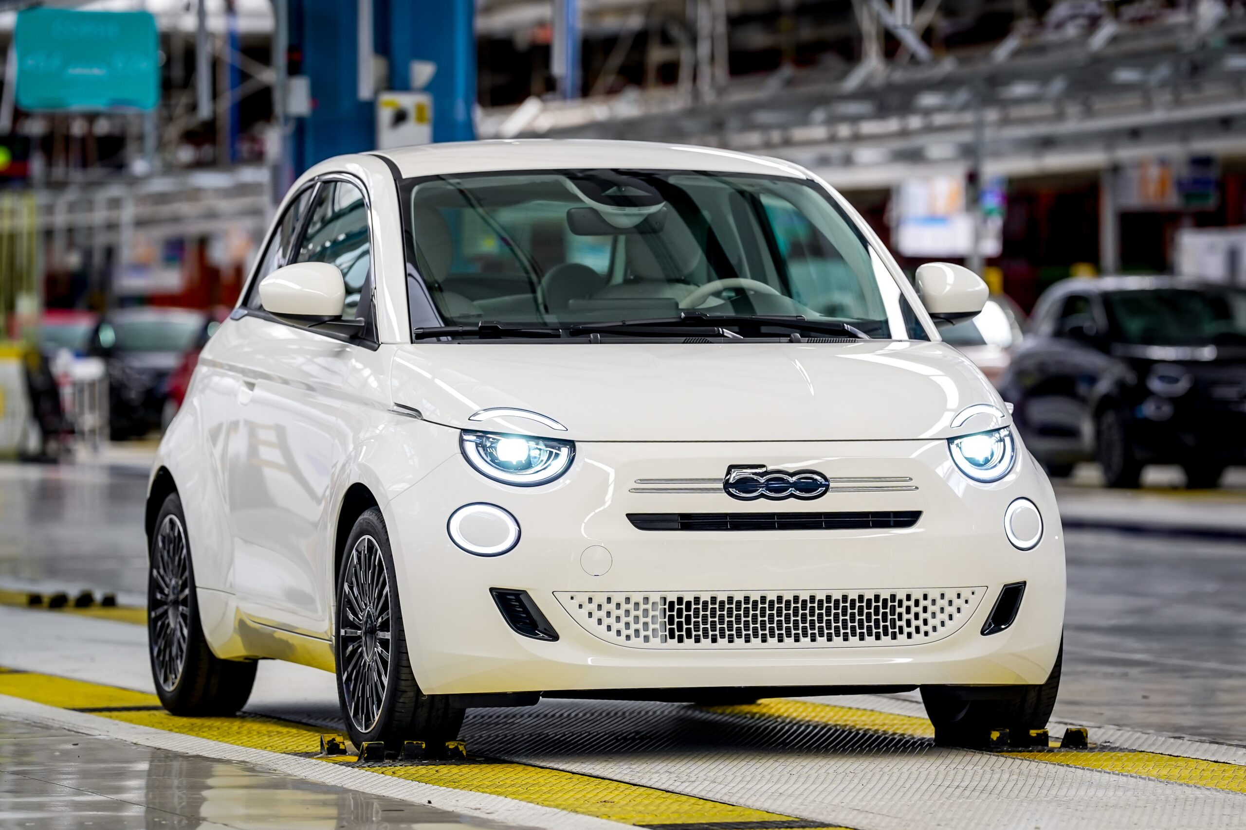 noul-fiat-500-hybrid-a-fost-lansat-oficial-sa-fie-aceasta-salvarea-italienilor-7-scaled.jpg