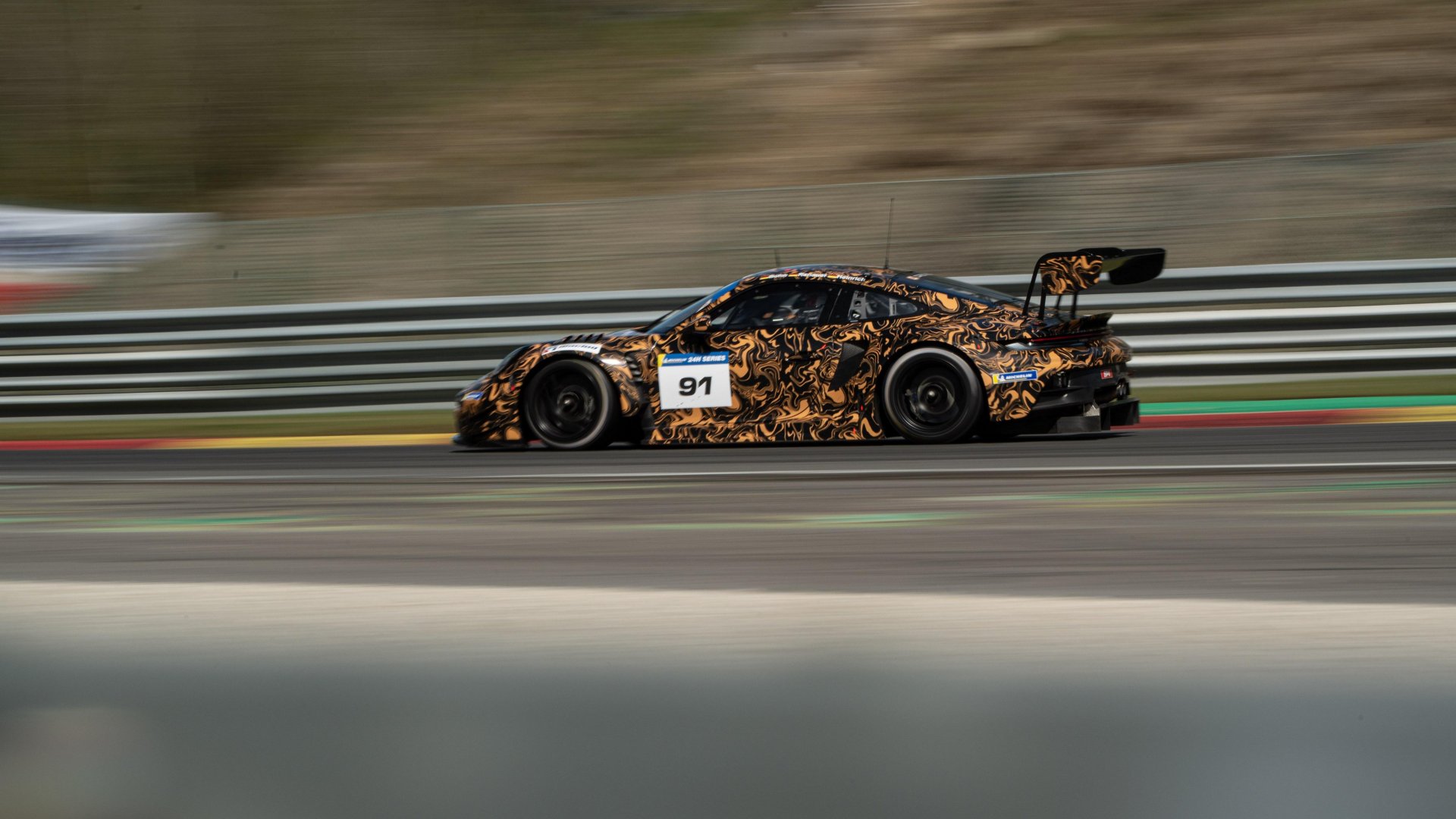 porsche-prezinta-noua-sa-masina-de-curse-911-gt3-r-9.jpg