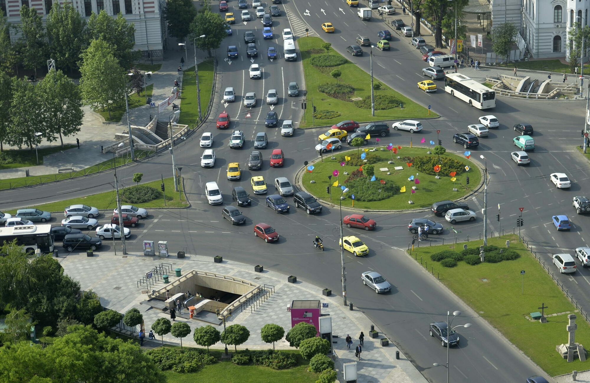 sens-giratoriu-bucuresti-piata-universitatii-trafic-scaled-e1738677421497.jpg