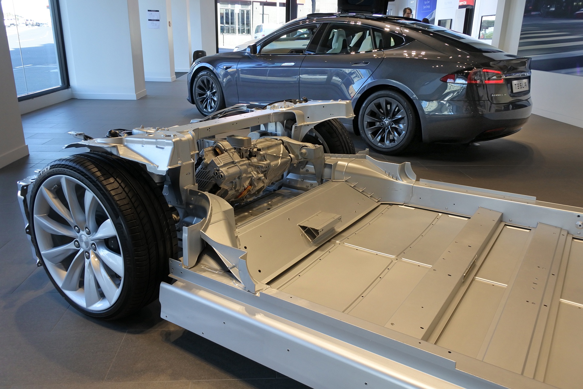 shutterstock_tesla-showroom-baterie.jpg