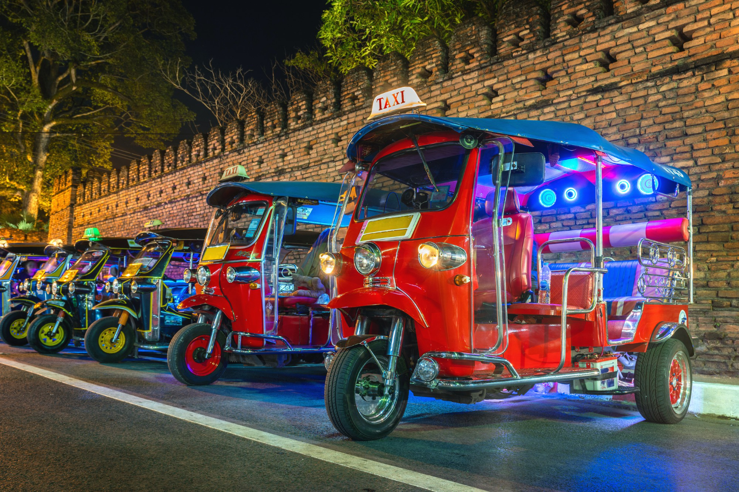 tuktuk-transport-magnific-com.jpg