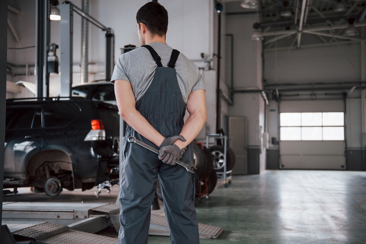 wathing-at-the-cars-rear-view-of-worker-in-unifor-2026-01-08-23-29-32-utc.jpg