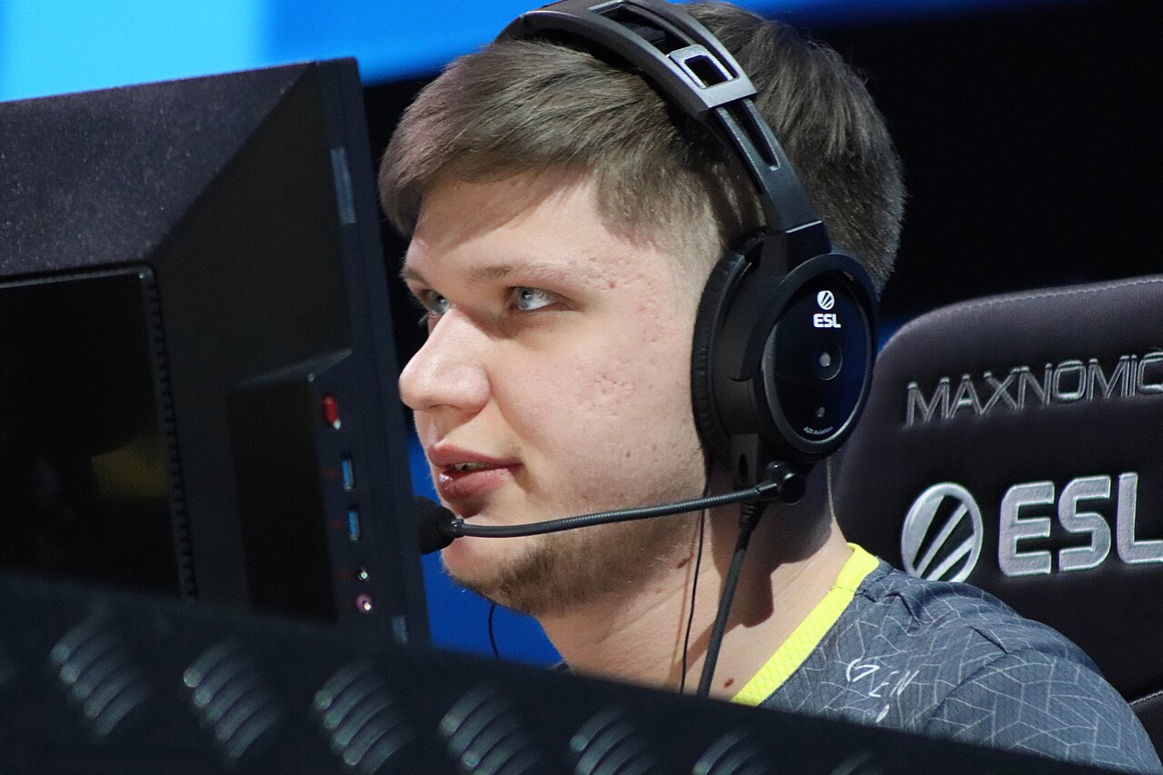 1280px-Oleksandr_s1mple_Kostyliev