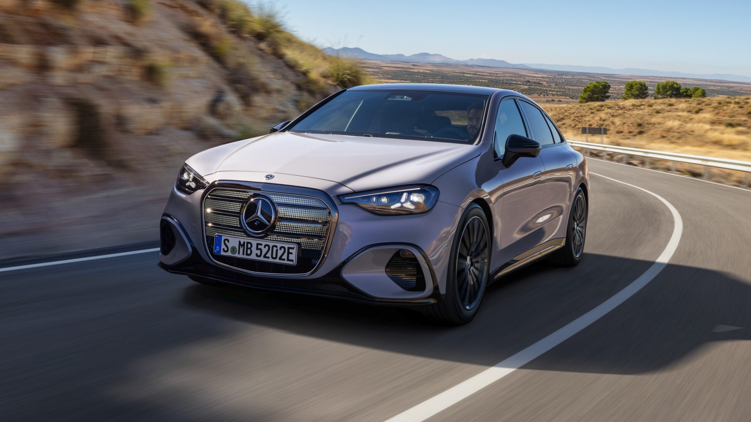 Mercedes-Benz-Clasa-C-electric-scaled.jpg