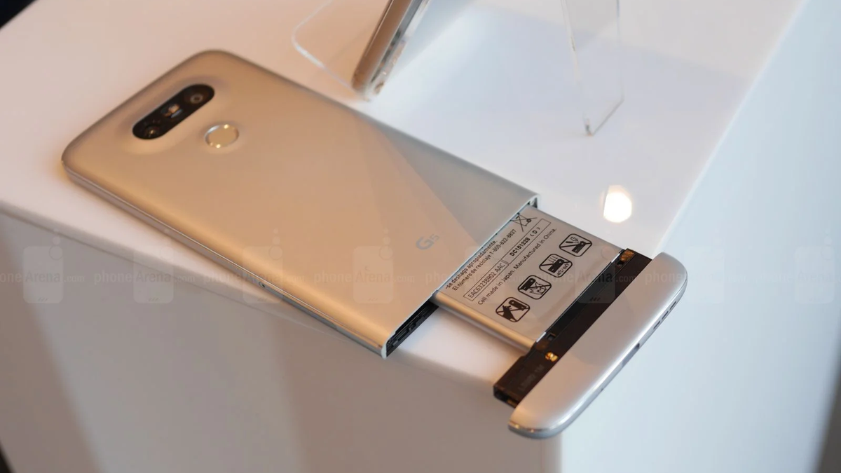 Smartphones-must-have-user-replaceable-batteries-by-2027.-But-not-your-iPhone.-Heres-why.webp
