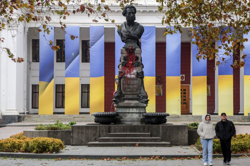 Odessa, Ukraine. 18th Nov, 2023. The monument to Alexander Pushkin doused with red paint at Dumskaya Square. The monument to the Russian writer Alexander Pushkin was doused with red paint by Odessa artist Yaroslav Voitsekhovsky. He called his act a perfor