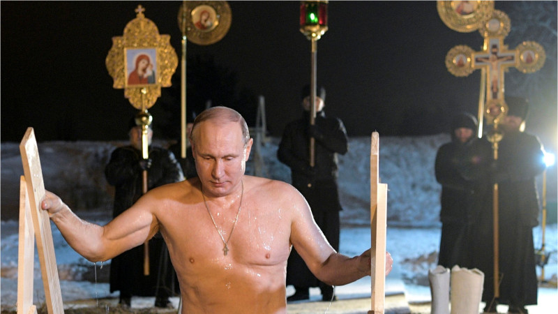 vladimir-putin-intră-în-apă-rece-bobotează-2
