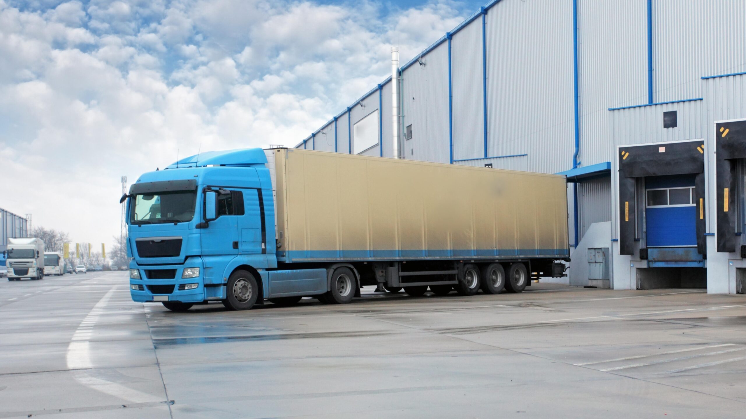 camion-transport-marfa-scaled.jpg