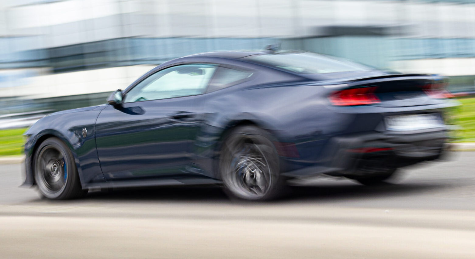 ford-mustang-dark-horse-foto-flopp-2-scaled-e1780654928700.jpg