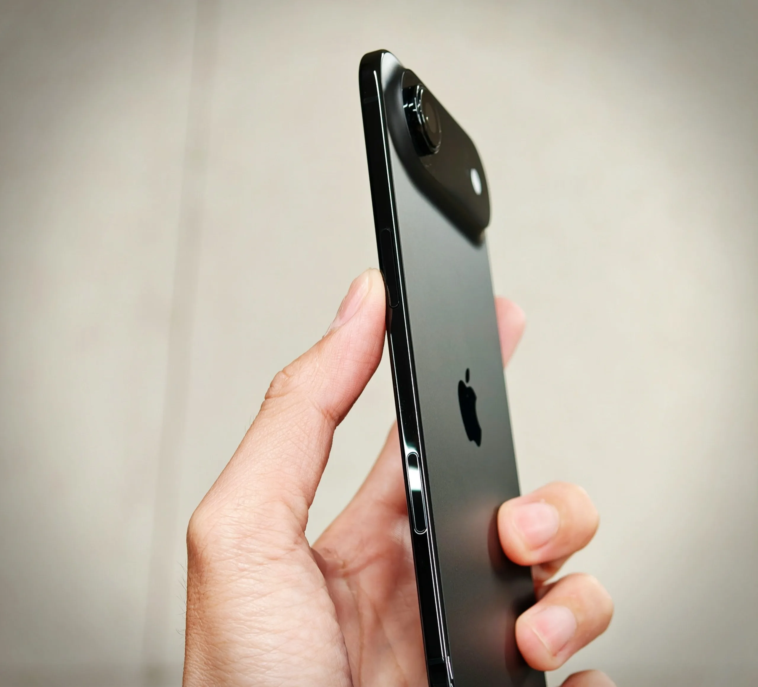 iPhone-Air75-q82-w2560-h.webp
