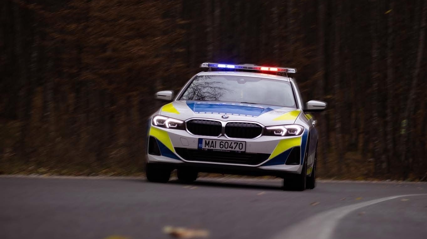 masina-de-politie-in-trafic-romania.jpg
