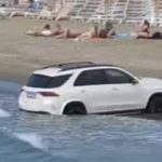 masina-pe-plaja-in-mare-Olimp