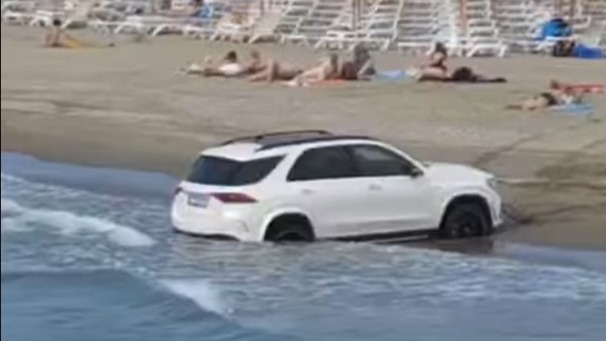 masina-pe-plaja-in-mare-Olimp