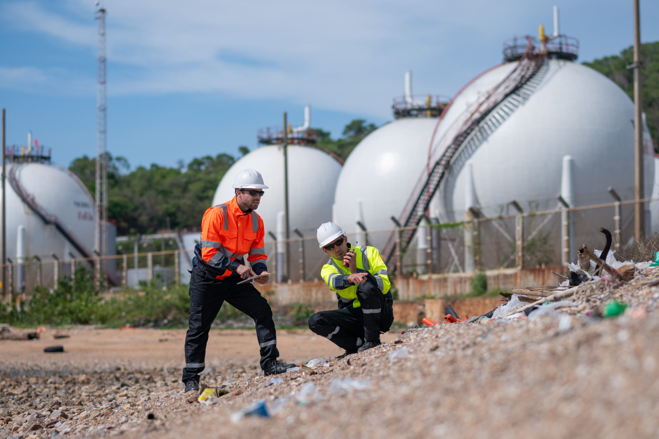 workers-inspecting-industrial-storage-tanks-on-roc-2026-03-25-09-20-56-utc-scaled.jpg