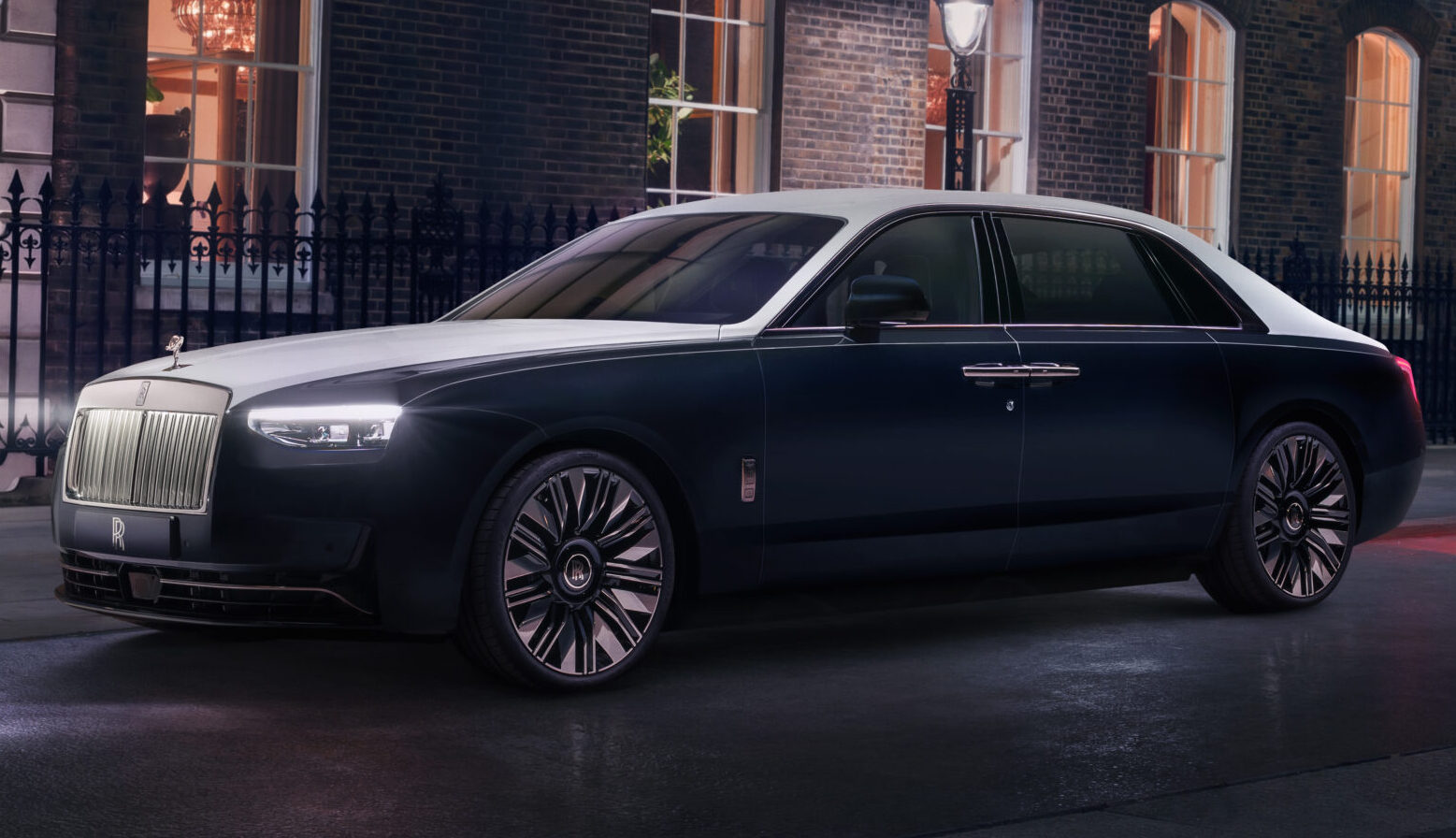 P90649542_highRes_rolls-royce-ghost-sa-scaled-e1783518032662.jpg