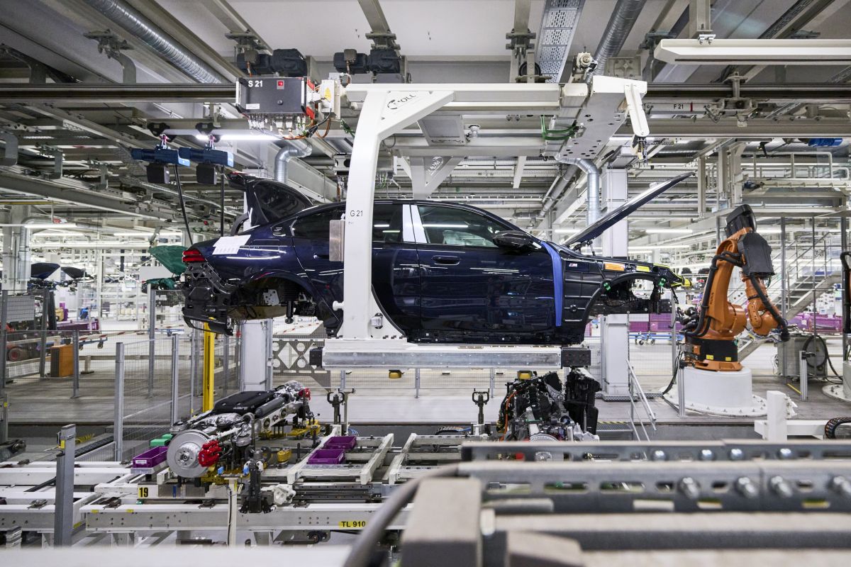 bmw-incepe-productia-noului-model-electric-i5-la-fabrica-din-bavaria-mobilitatea-electrica-este-noua.jpeg