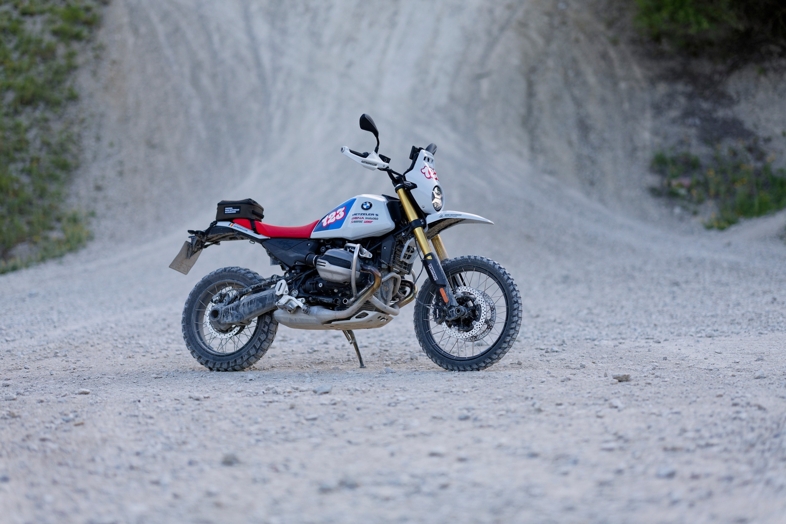this-years-bmw-motorrad-gs-trophy-is-raced-in-romania-on-dedicated-r-12-g-s-bikes-272883_1.jpg