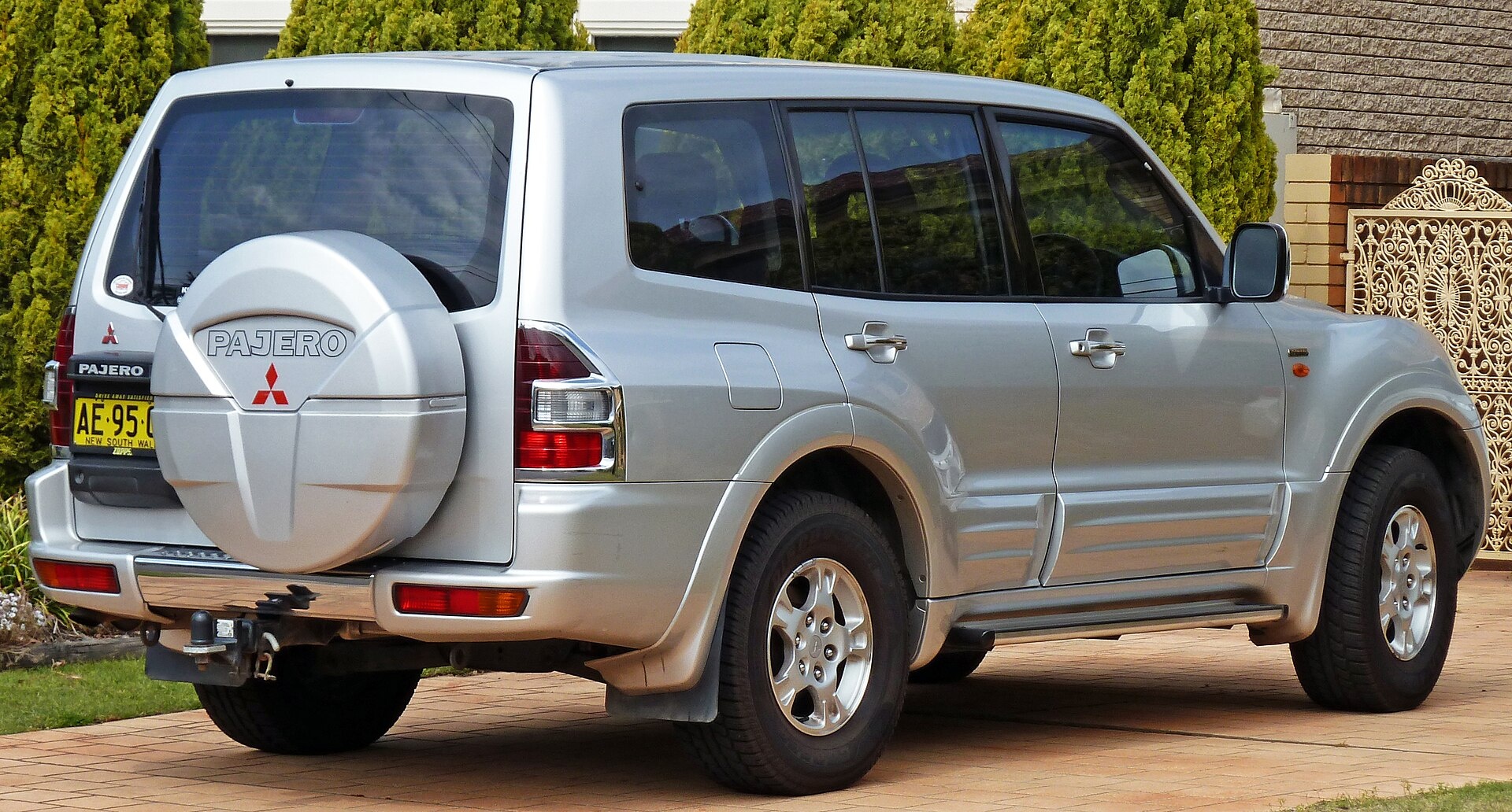 1920px-2000-2002_Mitsubishi_Pajero__NM__Exceed_wagon_04.jpg