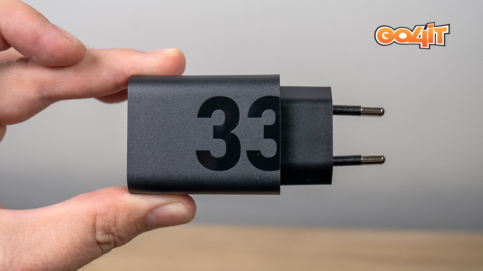 Motorola-Razr-40-charger.jpg