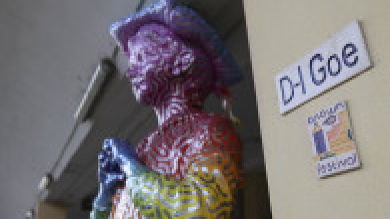 Statuia „Dl Goe”, pictata multicolor în cadrul Artown Now 2026, în Gara Ploiești Sud, Ploiești. Inquam Photos/ Octav Ganea | Poza 1 din 5