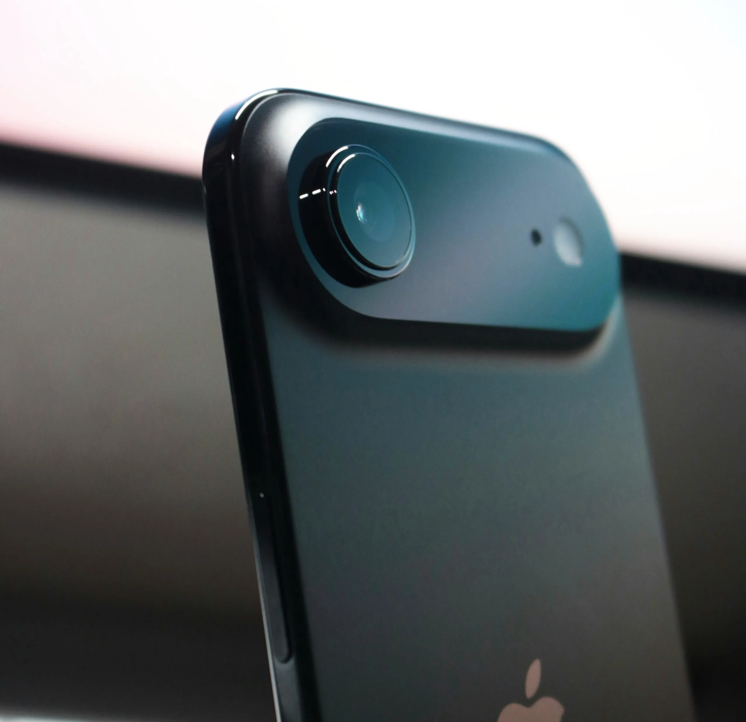 iPhone-Air28-q82-w2560-h.webp